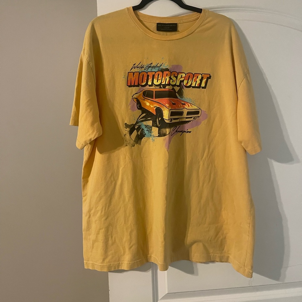 No Boundaries Men’s Oversized Graphic Tee with Short Sleeves